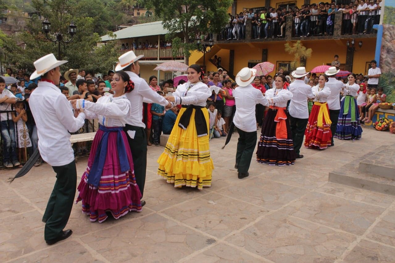 Colourful floats, dancers, and crowds during the Feria Juniana celebration in San Pedro Sula, Honduras