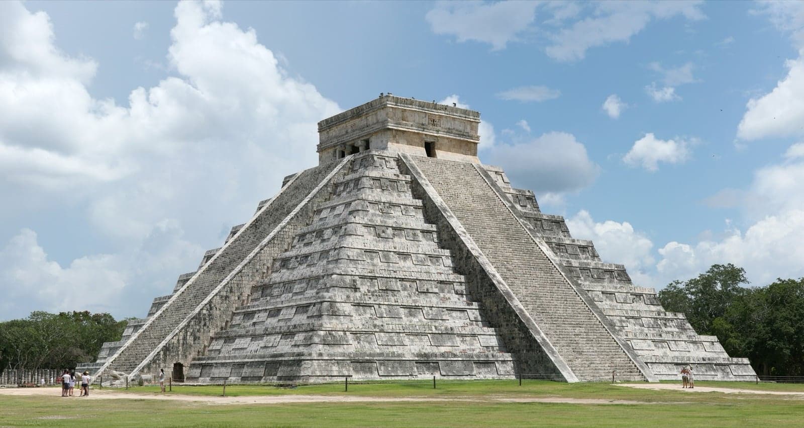 The stone pyramid of Kukulkan at Chichén Itzá under a bright sky
