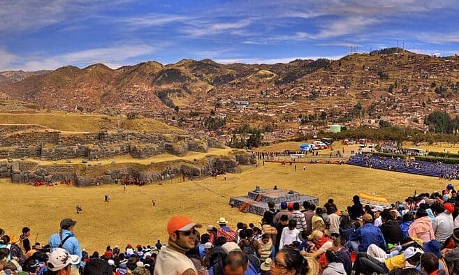 A wide view of crowds gathered at Sacsayhuamán above Cusco for Inti Raymi