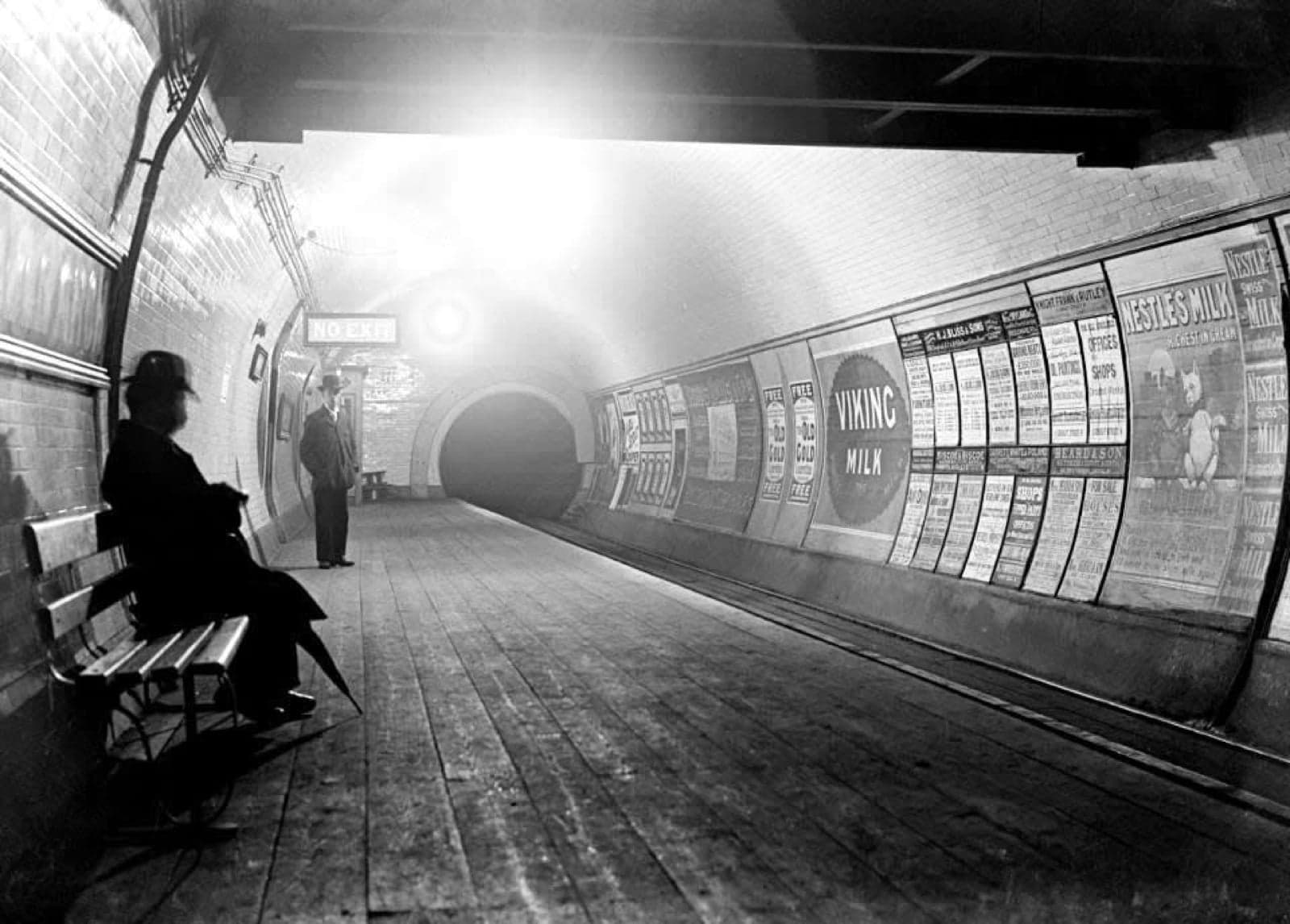 A black-and-white photograph of a London Underground platform around 1900